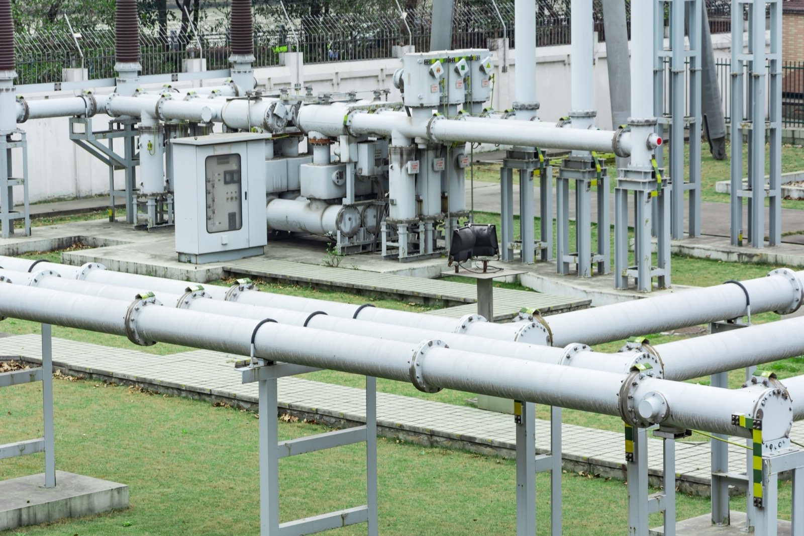 Tuberías y equipos de un sistema de suministro de energía en una instalación industrial